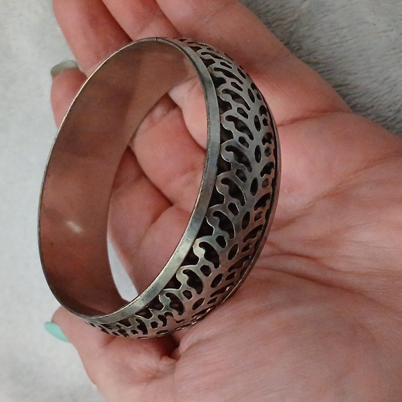 SILVERTONE CUTOUT BANGLE 7 IN - Picture 6 of 6